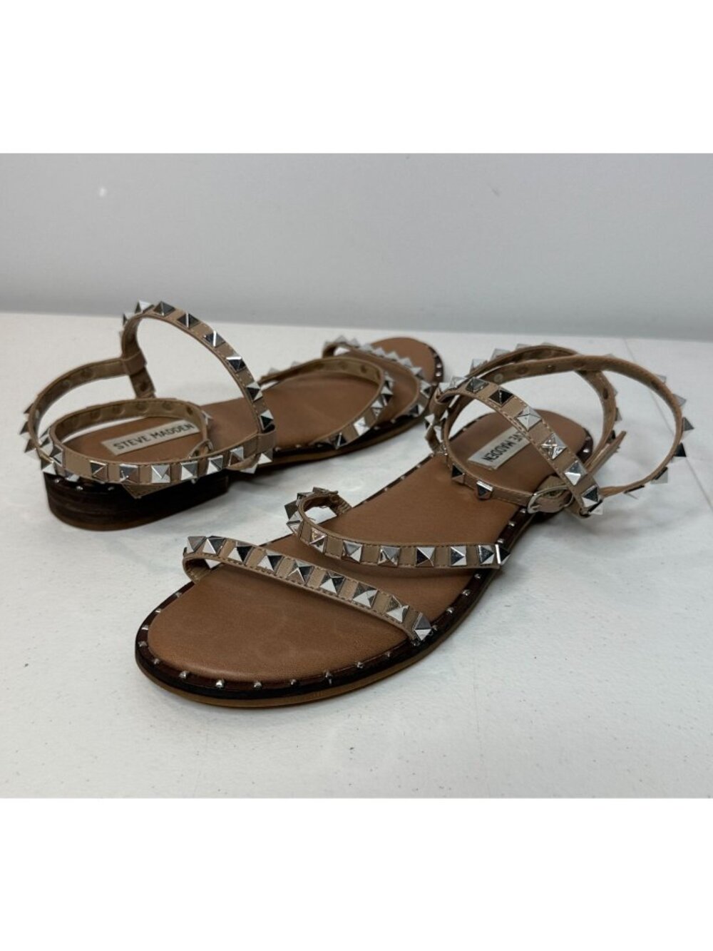 Steve Madden Travel Womens 9 Tan Studded Strappy Flat Sandals Pyramid Studs Y2K